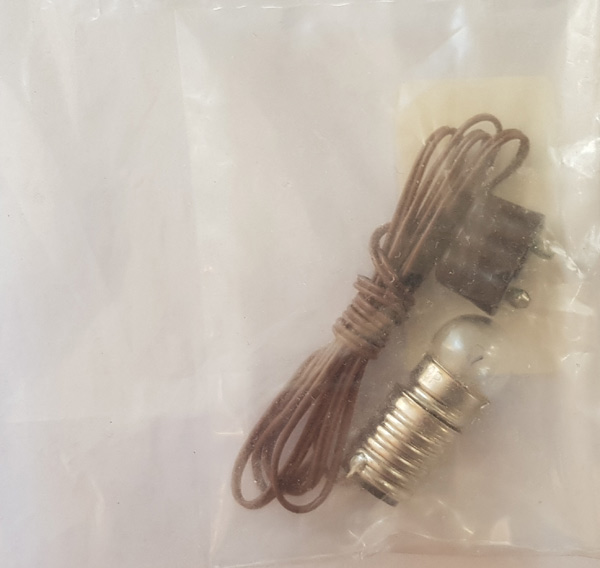 1 ampoule blanche 3.5  v avec douille E10 